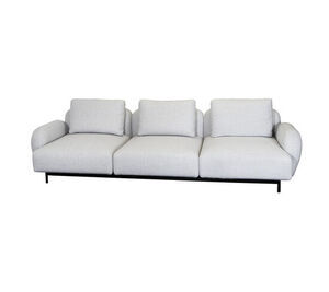 Grå tresæders sofa med lave armlæn, tre sæde- og ryghynder, slank base.